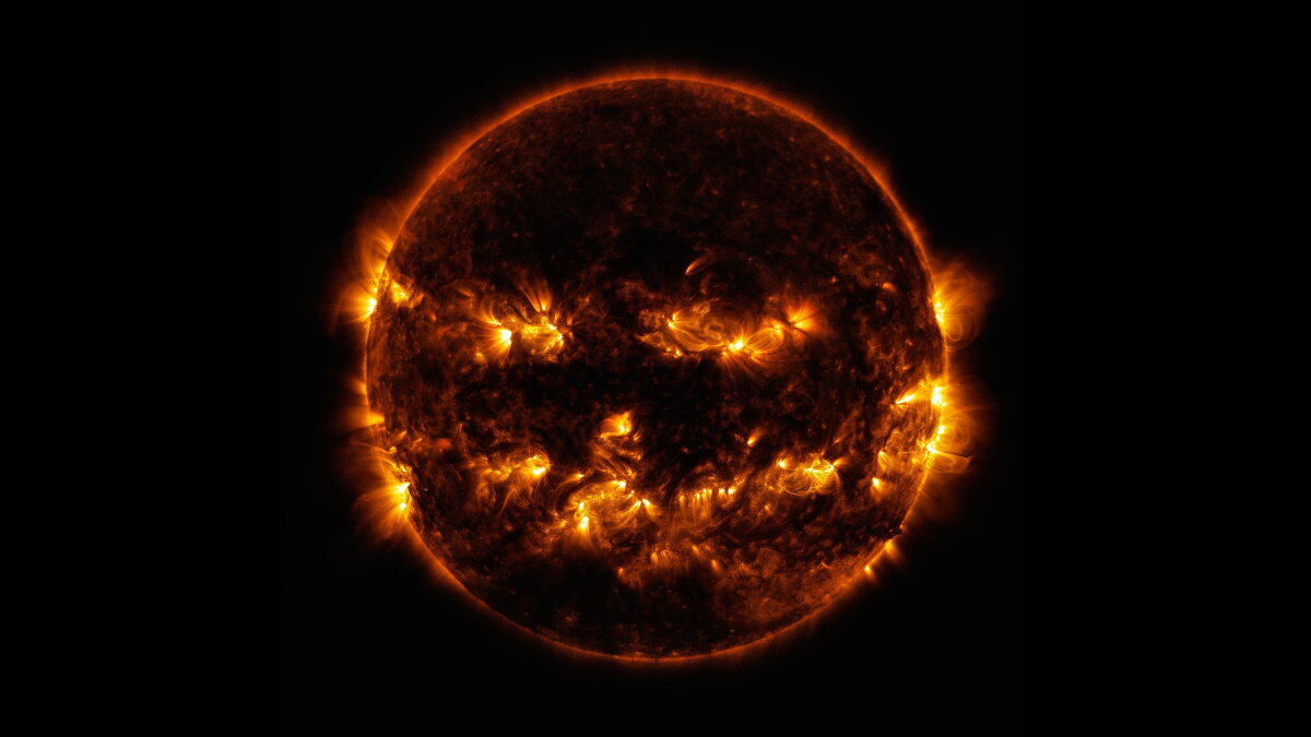 ＊ sun sun⭐️ ＊ NASA posts a photo of the sun looking like a giant flaming jack-o